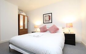Spacious 1- Bedroom Apartment In E16