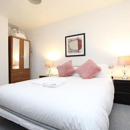 Spacious 1- Bedroom Apartment In E16 London Exterior photo