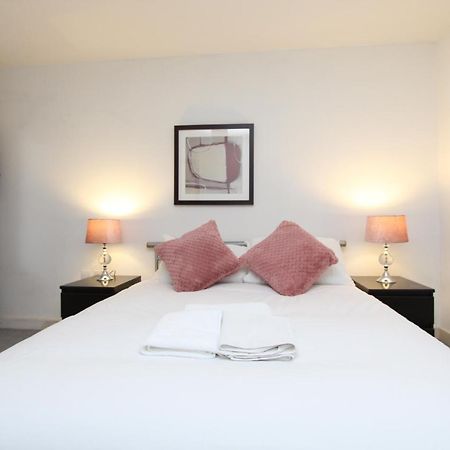 Spacious 1- Bedroom Apartment In E16 London Exterior photo