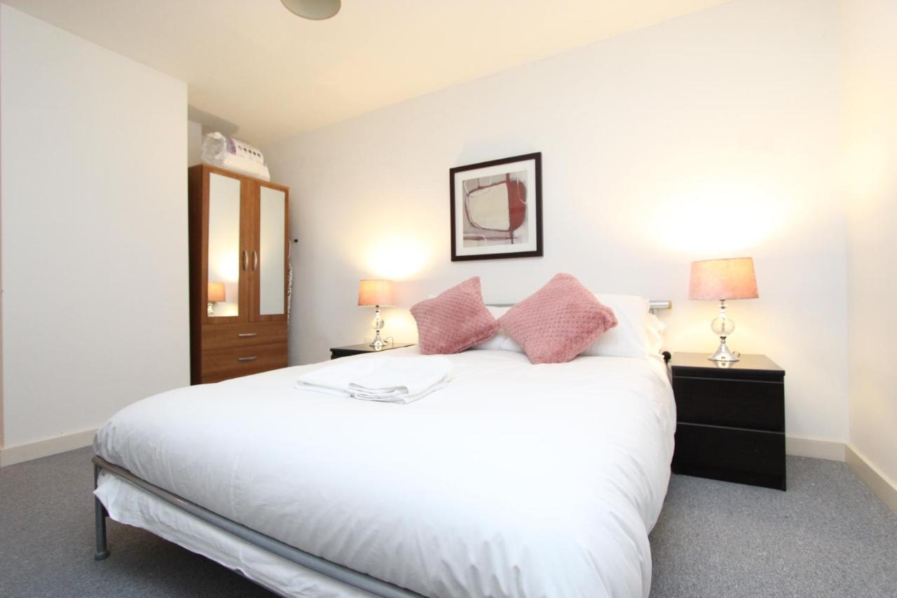 Spacious 1- Bedroom Apartment In E16 London Exterior photo