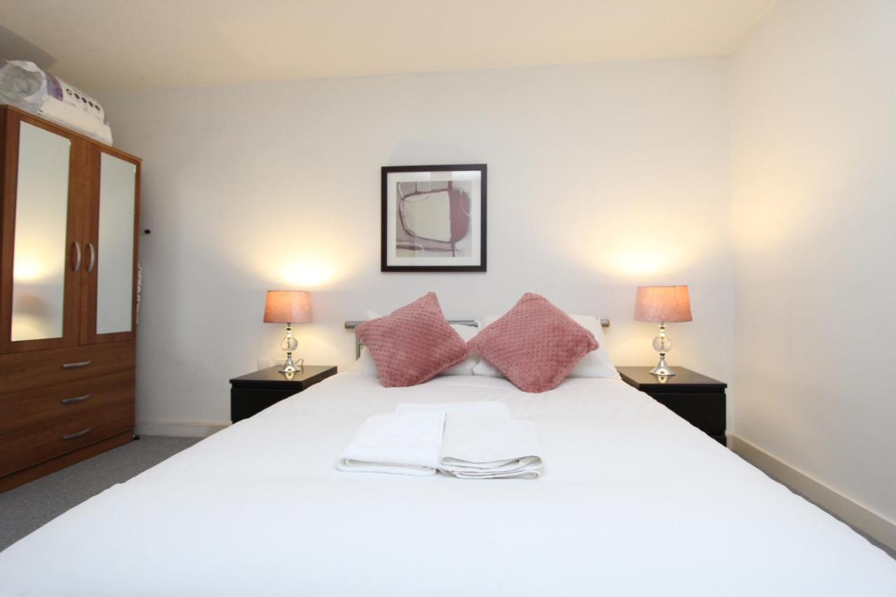 Spacious 1- Bedroom Apartment In E16 London Exterior photo