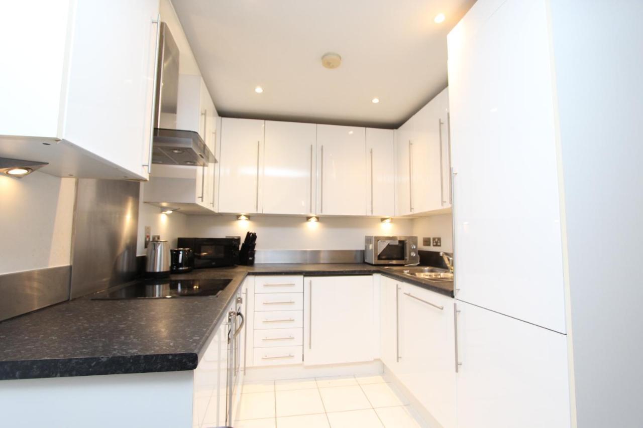 Spacious 1- Bedroom Apartment In E16 London Exterior photo